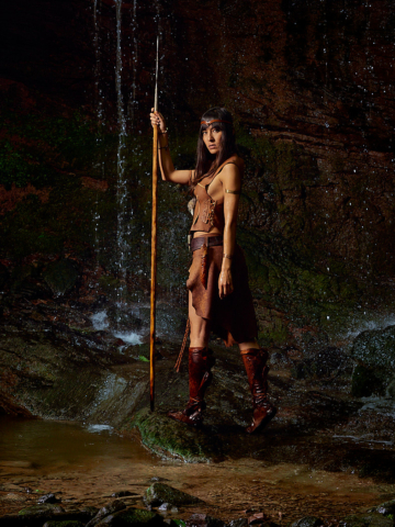 Amazonenkriegerin unterm Wasserfall